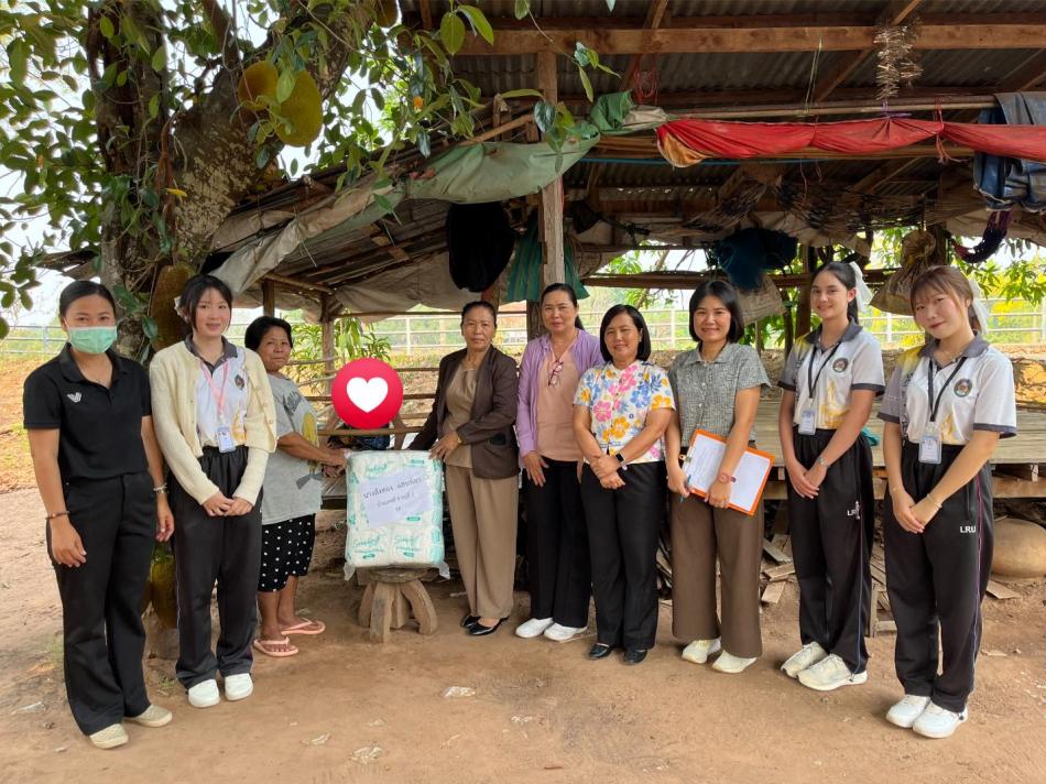 ร้อยตำรวจโท จรัญ ปลัดนู นายกเทศมนตรีตำบลศรีสงคราม มอบหมายให้นางอำนวย แสงศิริ รองนายกเทศมนตรีตำบลศรีสงคราม นางพัณณิดา ไชยสิทธิ์ ที่ปรึกษานายกเทศมนตรีตำบลศรีสงคราม ลงพื้นที่มอบผ้าอ้อมผู้ใหญ่ให้กับผู้สูงอายุที่มีภาวะพึ่งพิงและบุคคลอื่นที่มีภาวะพึ่งพิงเทศบาลตำบลศรีสงคราม