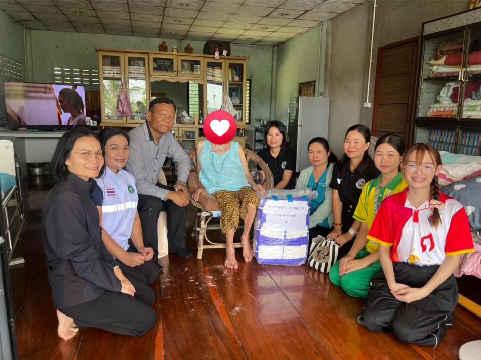 ร้อยตำรวจโท จรัญ ปลัดนู นายกเทศมนตรีตำบลศรีสงคราม ลงพื้นที่มอบผ้าอ้อมผู้ใหญ่ให้กับผู้สูงอายุที่มีภาวะพึ่งพิงและบุคคลอื่นที่มีภาวะพึ่งพิงเทศบาลตำบลศรีสงคราม