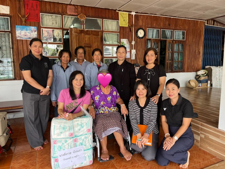 ร้อยตำรวจโท จรัญ ปลัดนู นายกเทศมนตรีตำบลศรีสงคราม มอบหมายให้นางอำนวย  แสงศิริ รองนายกเทศมนตรีตำบลศรีสงคราม นางพัณณิดา  ไชยสิทธิ์ ที่ปรึกษานายกเทศมนตรีตำบลศรีสงคราม ลงพื้นที่มอบผ้าอ้อมผู้ใหญ่ให้กับผู้สูงอายุที่มีภาวะพึ่งพิงและบุคคลอื่นที่มีภาวะพึ่งพิงเทศบาลตำบลศรีสงคราม